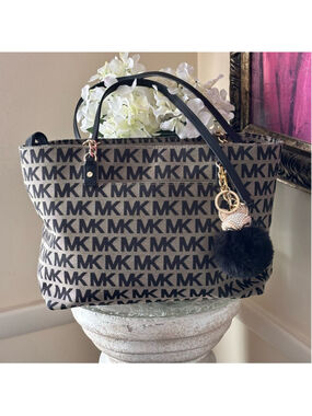 MICHAEL MICHAEL KORS MEDIUM JET SET CHAIN TOTE IN LIKE NEW CONDITION